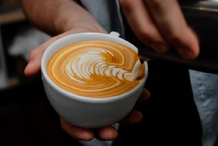 라떼 한 잔 어떠세요?