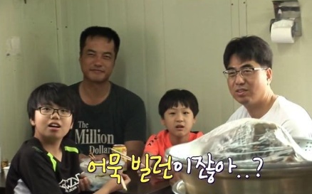 [유머] 하루에 어묵 80개 먹는 아저씨 -  와이드섬