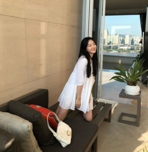 [유머] 금수저로 알려진 요즘 핫한 여배우 -  와이드섬