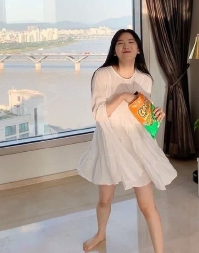 [유머] 금수저로 알려진 요즘 핫한 여배우 -  와이드섬