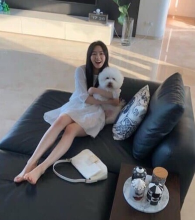 [유머] 금수저로 알려진 요즘 핫한 여배우 -  와이드섬