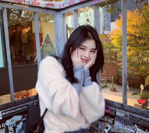 [유머] 한소희 실물보면 사람들이 놀라는 이유 -  와이드섬