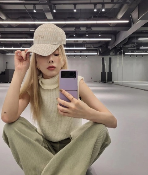 [유머] 태연 인스타 사진으로 보는 아이폰 갤럭시 색감 차이 -  와이드섬