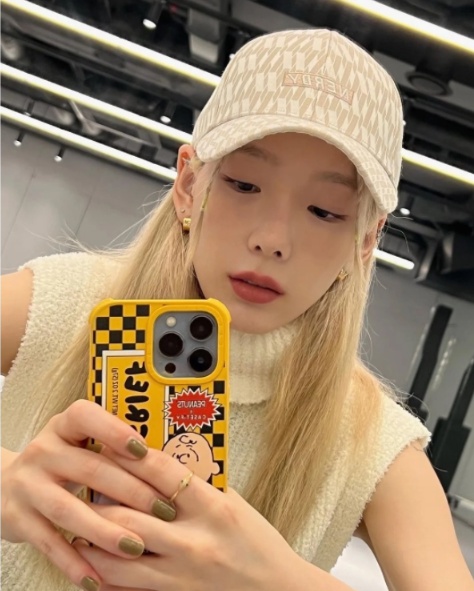 [유머] 태연 인스타 사진으로 보는 아이폰 갤럭시 색감 차이 -  와이드섬