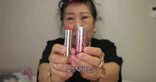 [유머] 설리한테 받은 선물 자랑한 유튜버 -  와이드섬