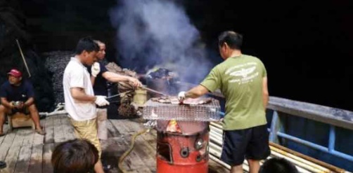 [유머] 원양어선에서 끼니를 해결하는 방법 -  와이드섬