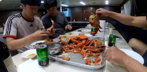 [유머] 원양어선에서 끼니를 해결하는 방법 -  와이드섬