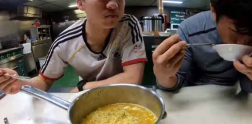[유머] 원양어선에서 끼니를 해결하는 방법 -  와이드섬
