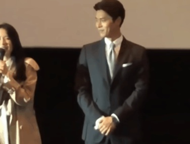 [유머] 손예진 좋아하는 티 엄청 냈었던 현빈 행동 -  와이드섬