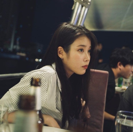 [유머] 피오가 찍어준 사진이 마음에 들었던 아이유 -  와이드섬