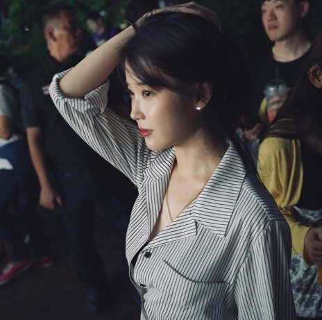 [유머] 피오가 찍어준 사진이 마음에 들었던 아이유 -  와이드섬