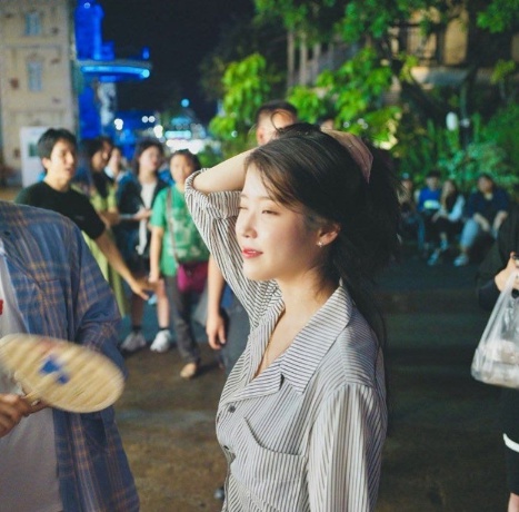 [유머] 피오가 찍어준 사진이 마음에 들었던 아이유 -  와이드섬