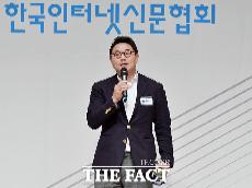 [TF포토] '인터넷신문인의 밤' 공로상 수상한 여민수 카카오 대표