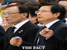 [TF사진관] '임을 위한 행진곡' 제창하는 황교안 대표