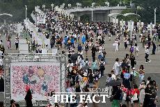 [TF사진관] 일본을 강타한 BTS의 인기…'공연장 향하는 아미들'
