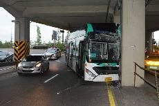 시내버스, 당산역 고가 기둥과 충돌…운전자 사망
