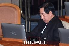   'KT 채용비리' 김성태 뇌물수수 혐의 불구속