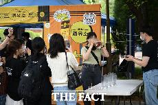   대학 축제에 돌아온 '시원한 맥주' [TF사진관]