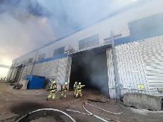  인천 사료 창고서 화재…소방 당국 