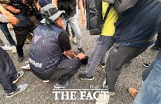   경찰, 민주노총 분향소 강제철거…3명 연행·1명 부상