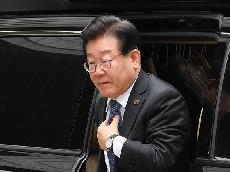   넥타이 고쳐 매는 이재명 대표 [포토]
