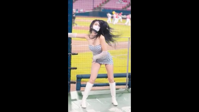 옷이 너무 짧아 힘들어하는 유부녀 치어리더 누나ㄷㄷㄷ