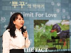  [TF포토] '유기동물 후원'을 위한 음악회 진행하는 김문영 교수